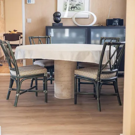 Gloria Villa *