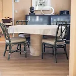 Gloria Villa *